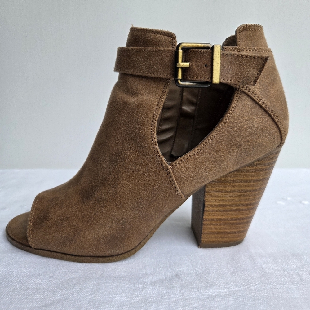 Fergalicious Retro Peep Toe Sandal Size-8.5 - Picture 2 of 10